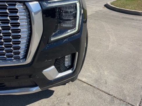 Used 2021 GMC Yukon XL Denali w/ Denali Premium Package image 10