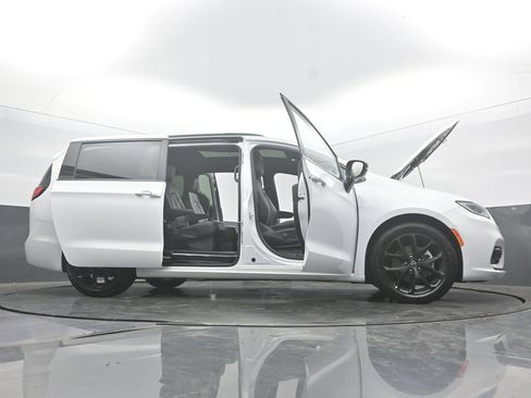 Used 2025 Chrysler Pacifica Limited FWD image 65
