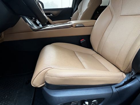 Used 2025 Lexus LX 600 4WD w/ Luxury Package image 17