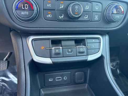 Used 2024 GMC Terrain SLE w/ Driver Convenience Package FWD image 17