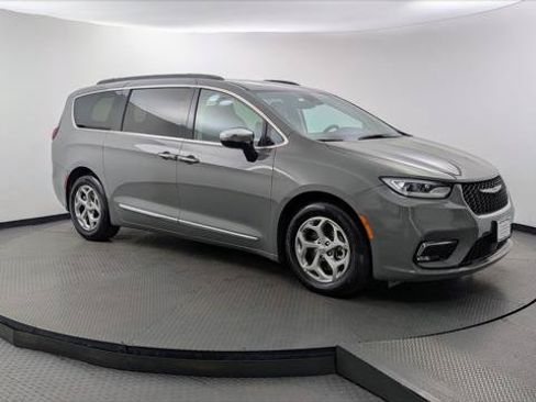 Used 2023 Chrysler Pacifica Limited FWD image 11