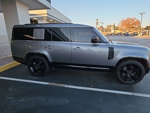 Used 2024 Land Rover Defender 130 X-Dynamic SE image 4