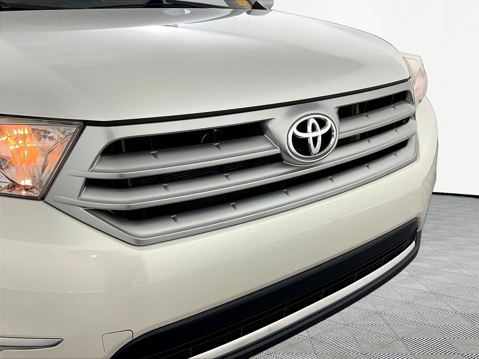 Used 2012 Toyota Highlander Limited w/ Tow Pkg AWD/4WD image 34
