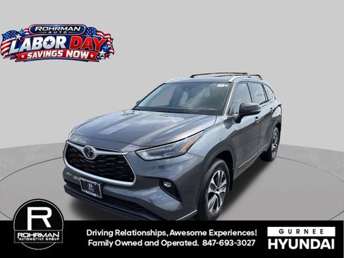 Used 2022 Toyota Highlander XLE AWD/4WD image 1