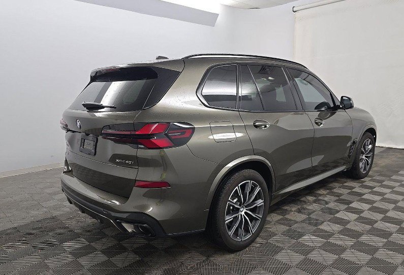 Used 2025 BMW X5 xDrive40i w/ Executive Package AWD/4WD image 2
