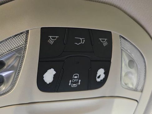Used 2021 Chrysler Pacifica Touring-L FWD image 9