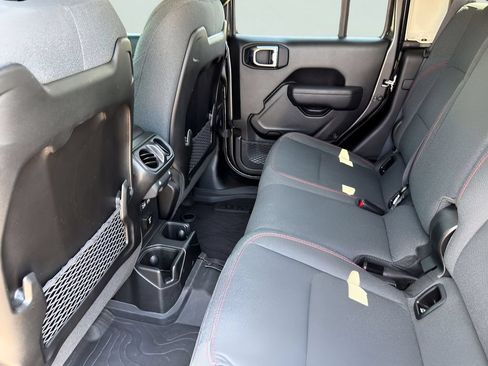 Used 2025 Jeep Gladiator Rubicon w/ Convenience Group AWD/4WD image 29