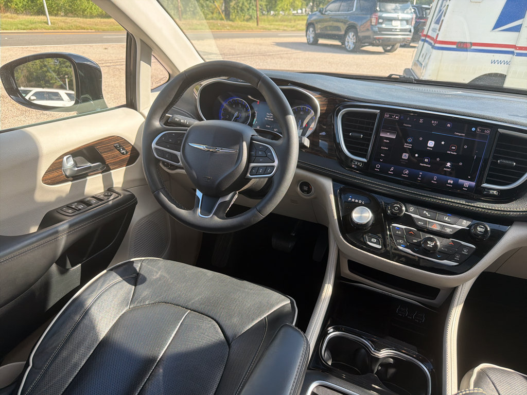Used 2023 Chrysler Pacifica Limited FWD image 22