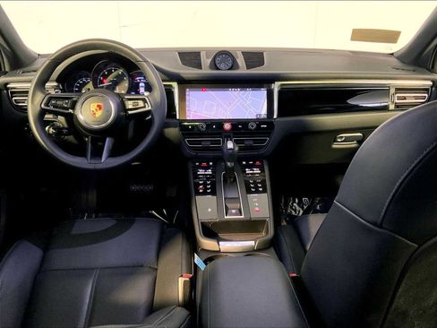 Certified 2025 Porsche Macan image 14