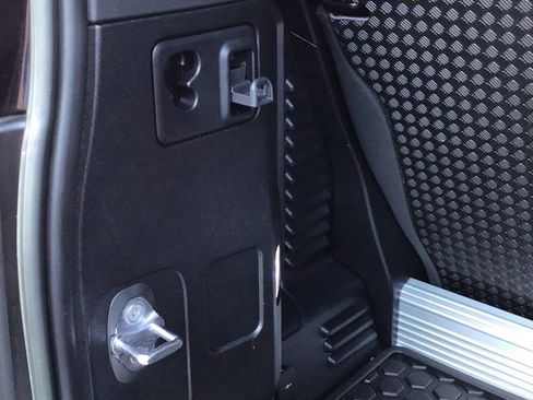 Used 2023 Land Rover Defender 90 SE image 12