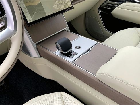 New 2026 Land Rover Range Rover SE image 7