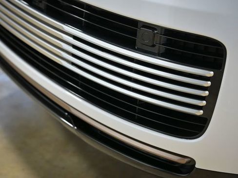 Used 2024 Land Rover Range Rover SV image 3