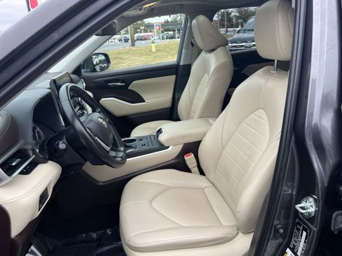 Used 2022 Toyota Highlander XLE image 23