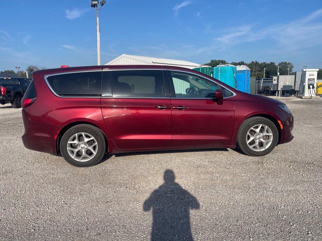 Used 2018 Chrysler Pacifica Touring Plus FWD image 2