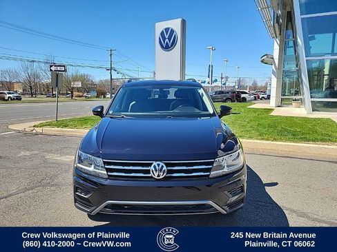 Used 2018 Volkswagen Tiguan SE w/ Panoramic Sunroof Package image 2
