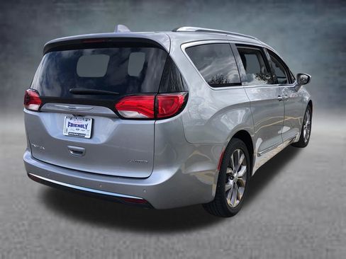 Used 2018 Chrysler Pacifica Limited w/ Tire & Wheel Group FWD image 7