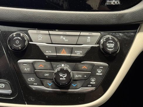 Used 2018 Chrysler Pacifica Touring-L FWD image 30