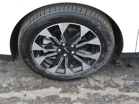 Used 2024 Kia Carnival EX image 2