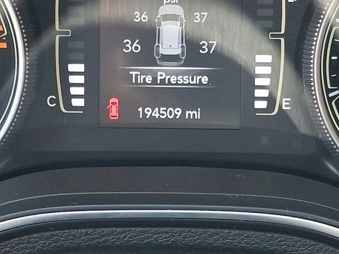 Used 2019 Jeep Cherokee Latitude Plus w/ Cold Weather Group AWD/4WD image 21
