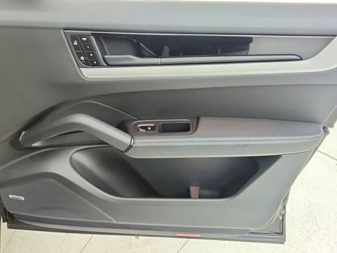 Used 2025 Porsche Cayenne w/ Premium Package image 23