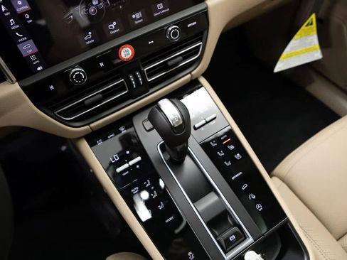 Certified 2026 Porsche Macan AWD/4WD image 26