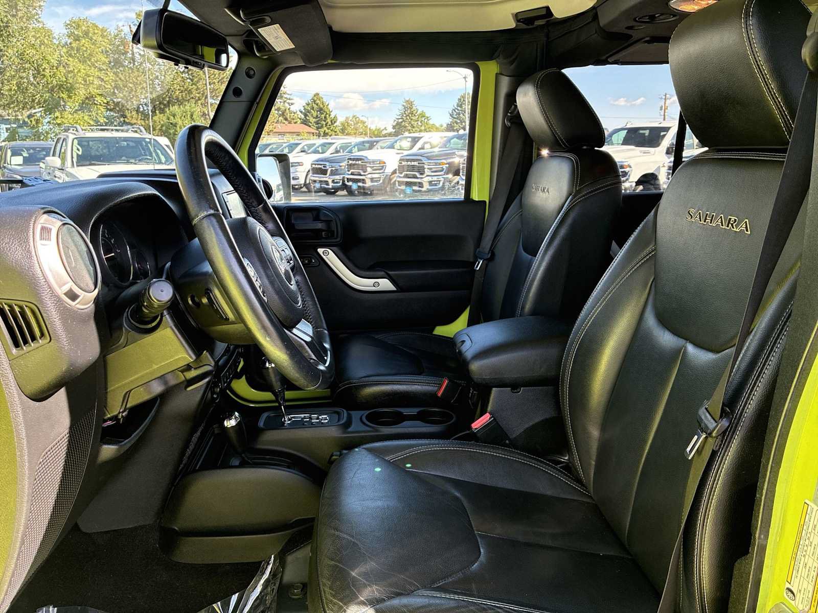 Used 2016 Jeep Wrangler Unlimited Sahara w/ Connectivity Group AWD/4WD image 13