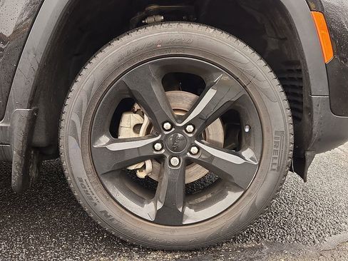 Used 2023 Jeep Grand Cherokee Limited w/ Black Appearance Package image 8