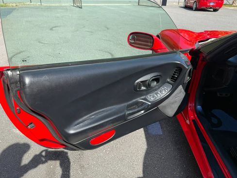Used 2004 Chevrolet Corvette Coupe RWD image 8