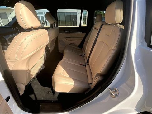Used 2025 Jeep Grand Cherokee Limited AWD/4WD image 23