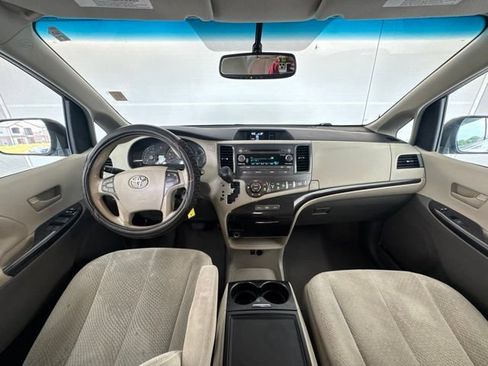 Used 2014 Toyota Sienna LE FWD image 10
