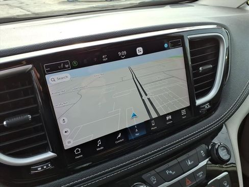 Certified 2023 Chrysler Pacifica Limited image 19