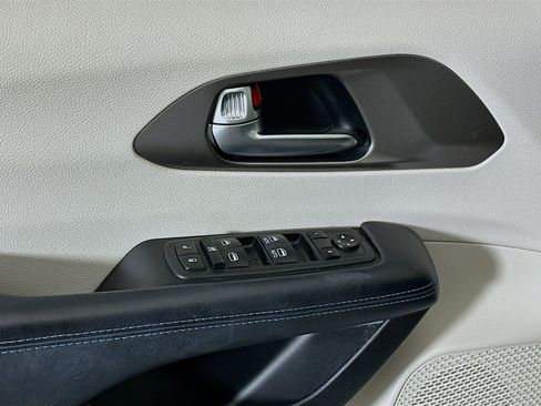 Used 2021 Chrysler Pacifica Touring image 15