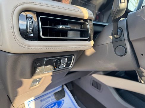 Used 2021 Lincoln Nautilus Reserve image 12