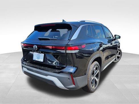 New 2025 Volkswagen Tiguan SE image 5