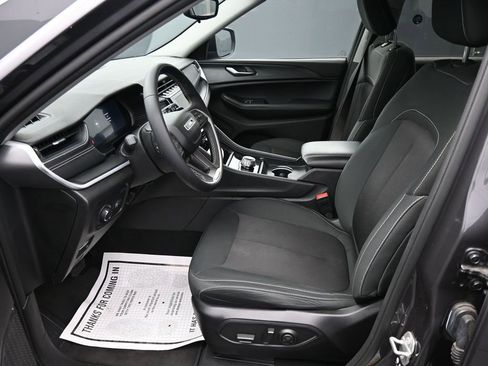 Used 2024 Jeep Grand Cherokee Laredo image 11