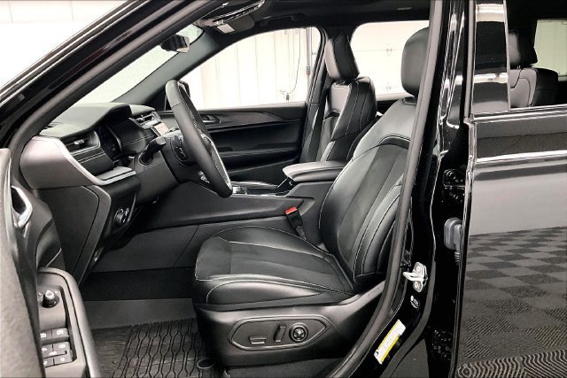 Used 2025 Jeep Grand Cherokee L Altitude AWD/4WD image 24