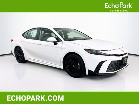 Used 2025 Toyota Camry SE FWD image 1