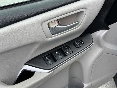 Used 2016 Toyota Camry XLE image 24
