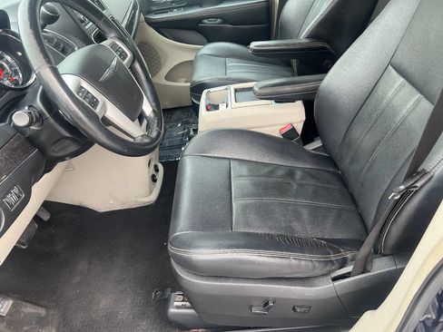 Used 2015 Chrysler Town & Country Touring w/ Driver Convenience Group FWD image 21