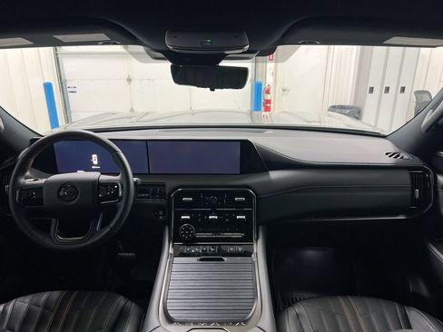 Used 2025 Nissan Armada PRO-4X AWD/4WD image 10