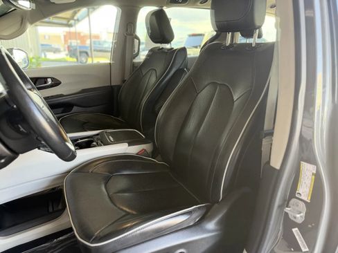 Used 2022 Chrysler Pacifica Limited FWD image 15