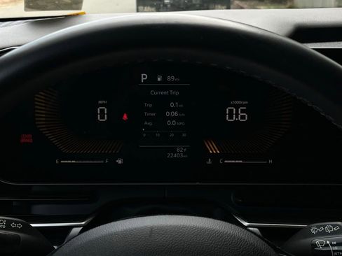 Used 2025 Kia Carnival FWD image 16