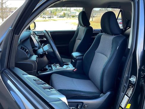Used 2016 Toyota 4Runner SR5 AWD/4WD image 9