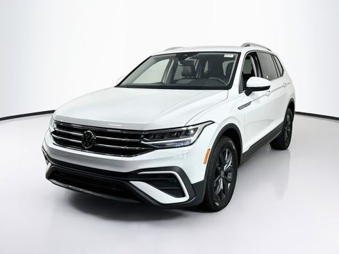 Used 2024 Volkswagen Tiguan SE AWD/4WD image 1