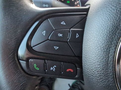 Used 2018 Jeep Renegade Altitude w/ UConnect 8.4 Nav Group FWD image 17