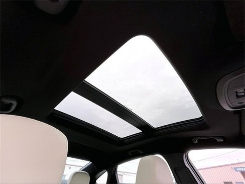 Used 2018 Chevrolet Impala Premier w/ Premier Confidence Package image 22