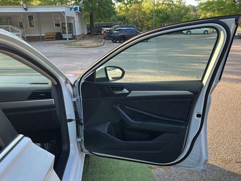 Used 2019 Volkswagen Jetta FWD image 23