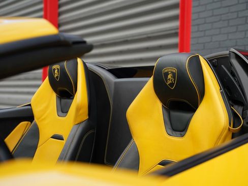 Used 2022 Lamborghini Huracan EVO RWD image 21