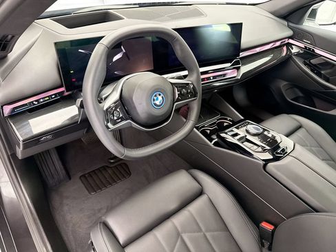 Used 2026 BMW i5 eDrive40 w/ Premium Package RWD image 9