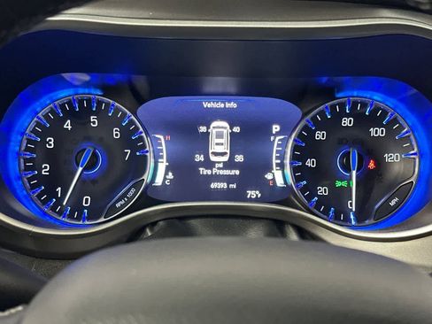 Used 2022 Chrysler Pacifica Touring-L image 27